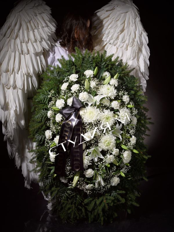 Венок ритуальный из живых цветов "эконом" №2