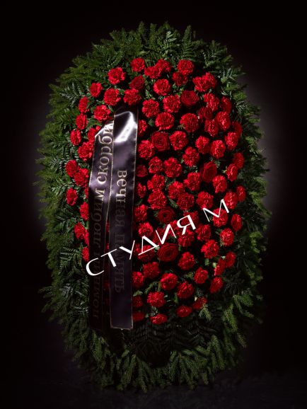 Венок ритуальный из живых цветов "эконом" №3